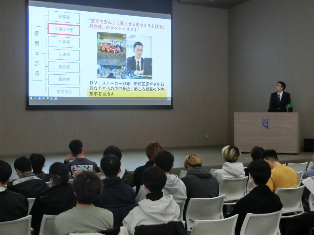 奈良県警察本部から講師を招き、講義